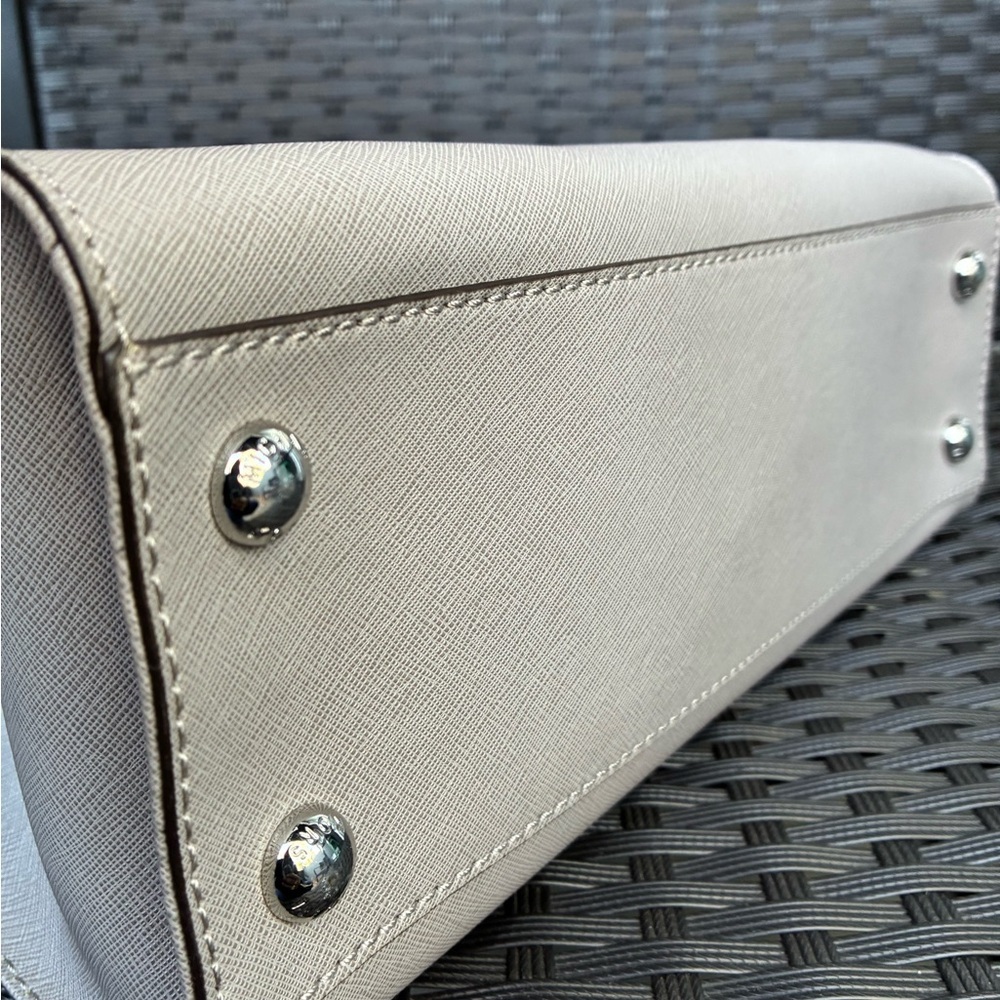 Michael Kors Bag,Michael Kors Light Gray Shoulder Bag. - Picture 15 of 16